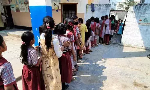 బంగారు తల్లులకు బాత్ రూమ్‌లు కట్టరా?