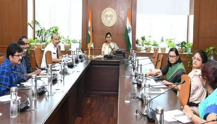 అన్న క్యాంటీన్ల తరహాలో తెలంగాణలో మహిళా శక్తి క్యాంటీన్ సర్వీస్లు.. సీఎస్ శాంతికుమారి అన్న క్యాంటీన్ల తరహాలో తెలంగాణలో మహిళా శక్తి క్యాంటీన్ సర్వీస్లు.. సీఎస్ శాంతికుమారి