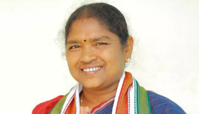 వారిపై ఎట్టి పరిస్థితుల్లో కాల్పులు జరపొద్దు.. మంత్రి సీతక్క కీలక ఆదేశాలు వారిపై ఎట్టి పరిస్థితుల్లో కాల్పులు జరపొద్దు.. మంత్రి సీతక్క కీలక ఆదేశాలు
