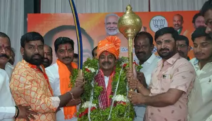సొంత అజెండా వద్దు.. ముఖ్యమంత్రి పోస్ట్ పై ఈటల సంచలన వ్యాఖ్యలు సొంత అజెండా వద్దు.. ముఖ్యమంత్రి పోస్ట్ పై ఈటల సంచలన వ్యాఖ్యలు