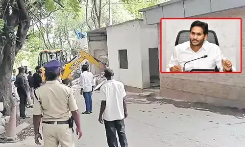 జగన్ ఇంటి ముందు కట్టడం కూల్చివేత ఎఫెక్ట్.. ఆ అధికారి బదిలీ