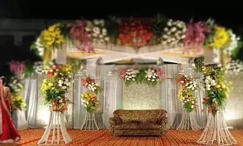 పెళ్ళి జరుగుతున్న సమయంలో వేదిక వెనక్కి వెళ్లిన వరుడు.. అనుమానం వచ్చిన వధువు వెళ్లి చూడగా?