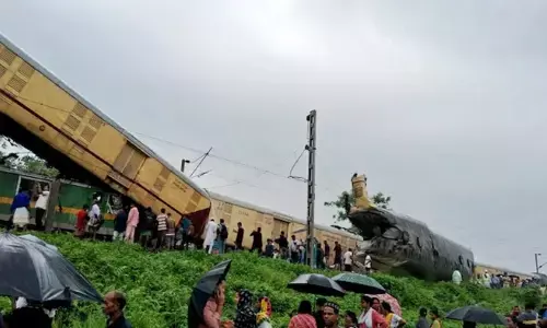 బెంగాల్ రైలు ప్రమాదంలో ఎనిమిదికి చేరిన మృతుల సంఖ్య.. పలు రైళ్లు దారి మళ్లింపు