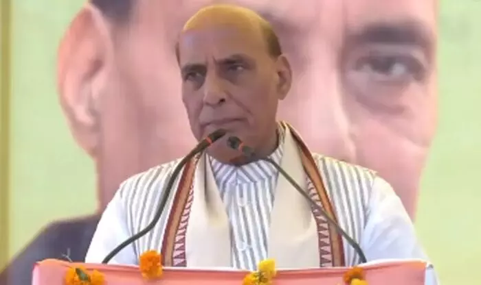 లోక్ సభ స్పీకర్ పదవిపై వీడని ఉత్కంఠ.. రాజ్ నాథ్ నివాసంలో కీలక భేటీ లోక్ సభ స్పీకర్ పదవిపై వీడని ఉత్కంఠ.. రాజ్ నాథ్ నివాసంలో కీలక భేటీ