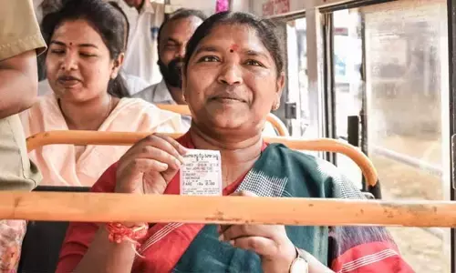 Trending: మంత్రి సీతక్క సింప్లిసిటీ.. సాధారణ ప్రయాణికులతో ఆర్టీసీ బస్సులో ఫ్రీ జర్నీ