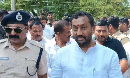 విధి నిర్వహణలో నిర్లక్ష్యం వహించిన పోలీసులను సస్పెండ్ చేయాలి : ఎంపీ రఘునందన్ రావు