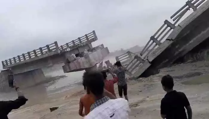 Bihar: 12 కోట్లతో నిర్మించిన వంతెన.. ప్రారంభోత్సవానికి ముందే కూలిపోయింది. Bihar: 12 కోట్లతో నిర్మించిన వంతెన.. ప్రారంభోత్సవానికి ముందే కూలిపోయింది.