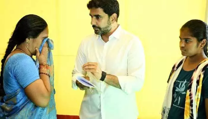 Nara Lokesh: కష్టాలు వింటూ..కన్నీళ్లు తుడుస్తూ.. నారా లోకేష్ భరోసా Nara Lokesh: కష్టాలు వింటూ..కన్నీళ్లు తుడుస్తూ.. నారా లోకేష్ భరోసా
