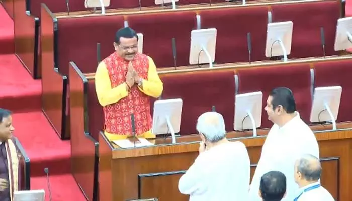 హో.. నన్ను ఓడించింది మీరే కదా!.. నవ్వుతూ పలకరించిన మాజీ సీఎం హో.. నన్ను ఓడించింది మీరే కదా!.. నవ్వుతూ పలకరించిన మాజీ సీఎం
