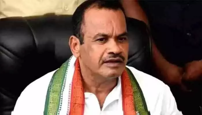 మిమ్మల్ని కాదు మమ్మల్ని అంటారు.. ఆర్ అండ్ బీ అధికారులతో మంత్రి కీలక వ్యాఖ్యలు మిమ్మల్ని కాదు మమ్మల్ని అంటారు.. ఆర్ అండ్ బీ అధికారులతో మంత్రి కీలక వ్యాఖ్యలు