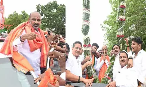 అడుగడుగునా.. అపూర్వ స్వాగతం..  బండి సంజయ్‌కి బీజేపీ నాయకులు, శ్రేణుల గ్రాండ్ వెల్‌కమ్