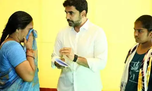 Nara Lokesh: కష్టాలు వింటూ..కన్నీళ్లు తుడుస్తూ.. నారా లోకేష్ భరోసా
