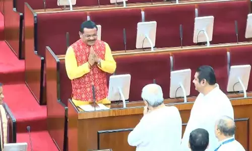హో.. నన్ను ఓడించింది మీరే కదా!..  నవ్వుతూ పలకరించిన మాజీ సీఎం