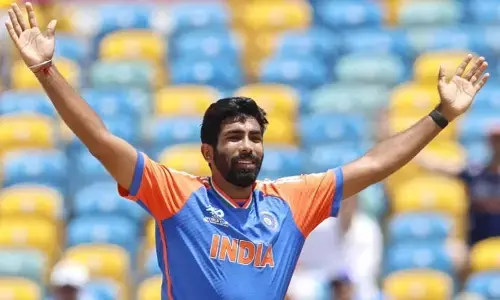 Jasprit Bumrah : బంతి అలా చేయడం చాలా అరుదు.. బుమ్రాపై రవిశాస్త్రి ప్రశంసలు