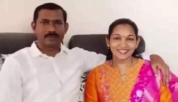 ఏయూ వీసీ రిజిస్ట్రార్లకు జెల్ల.. ఆగమేఘాల మీద ఆచార్య లావణ్య సస్పెన్షన్ ఉపసంహరణ ఏయూ వీసీ రిజిస్ట్రార్లకు జెల్ల.. ఆగమేఘాల మీద ఆచార్య లావణ్య సస్పెన్షన్ ఉపసంహరణ