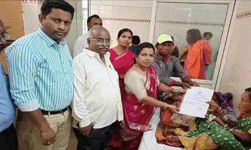 TGSRTC: బస్టాప్‌లో పుట్టిన చిన్నారికి జీవితకాలం ఫ్రీ బస్‌ పాస్‌..! అందజేసిన సిబ్బంది