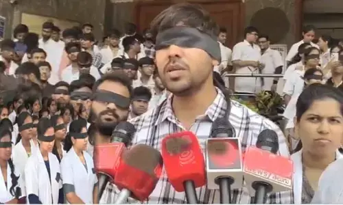 కళ్లకు గంతలు కట్టుకొని జూనియర్‌ డాక్టర్ల నిరసన.. ఎందుకంటే?