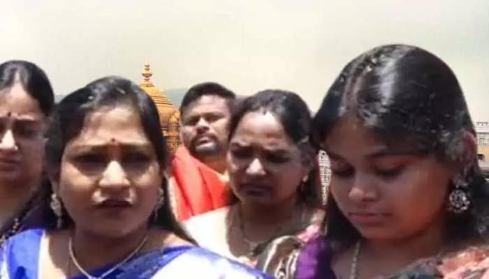 Tirumala: శ్రీవారి సేవలో హోం మినిస్టర్ వంగలపూడి అనిత.. Tirumala: శ్రీవారి సేవలో హోం మినిస్టర్ వంగలపూడి అనిత..