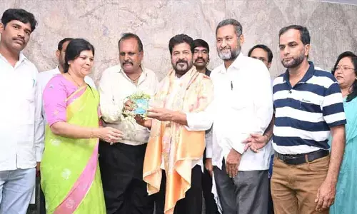 సీఎం రేవంత్ రెడ్డిని కలిసిన ఉపాధ్యాయ సంఘాల నేతలు