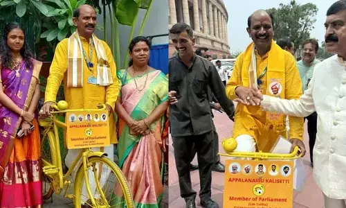 పార్లమెంట్‌‌కు సైకిల్‌పై వెళ్లిన ఎంపీ.. తొలిరోజే తెగ ఆకట్టుకున్నాడుగా..!