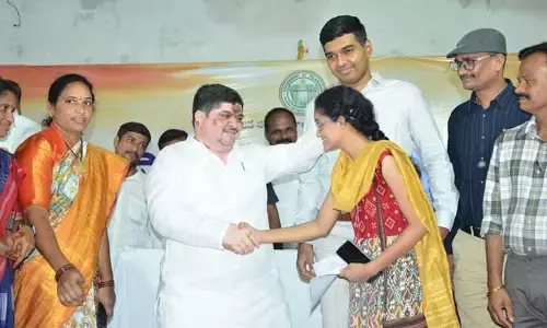 నైపుణ్యంతో కావాల్సిన ఉద్యోగం పొందండి : మంత్రి పొన్నం