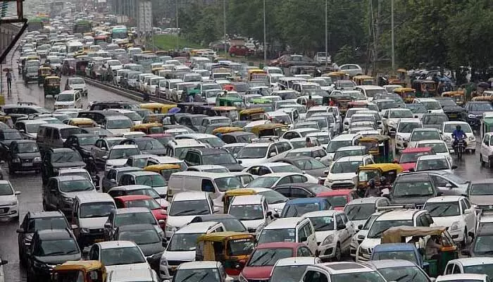 Traffic jam: మియాపూర్లో 4 కిలోమీటర్ల మేర ట్రాఫిక్ను నిలిపివేసిన ఆర్టీసీ బస్సు Traffic jam: మియాపూర్లో 4 కిలోమీటర్ల మేర ట్రాఫిక్ను నిలిపివేసిన ఆర్టీసీ బస్సు