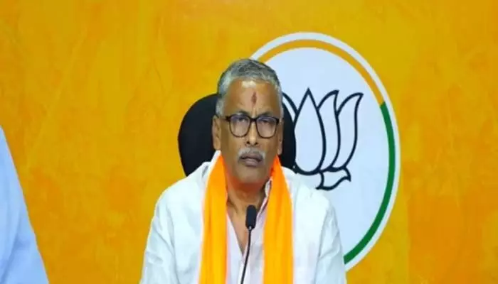 బీఆర్ఎస్ ఎమ్మెల్యేల పార్టీ మార్పు వెనుక ఉన్నది అతనే.. తెలంగాణ బీజేపీ ఆరోపణలు బీఆర్ఎస్ ఎమ్మెల్యేల పార్టీ మార్పు వెనుక ఉన్నది అతనే.. తెలంగాణ బీజేపీ ఆరోపణలు