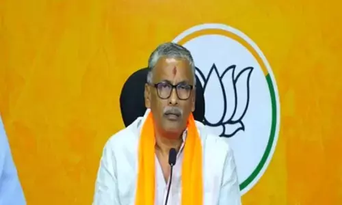 బీఆర్ఎస్ ఎమ్మెల్యేల పార్టీ మార్పు వెనుక ఉన్నది అతనే.. తెలంగాణ బీజేపీ ఆరోపణలు