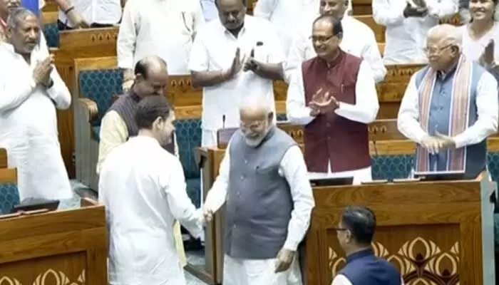 పార్లమెంట్లో ఇంట్రెస్టింగ్ సీన్.. రాహుల్, ప్రధాని మోడీ షేక్ హ్యాండ్ పార్లమెంట్లో ఇంట్రెస్టింగ్ సీన్.. రాహుల్, ప్రధాని మోడీ షేక్ హ్యాండ్