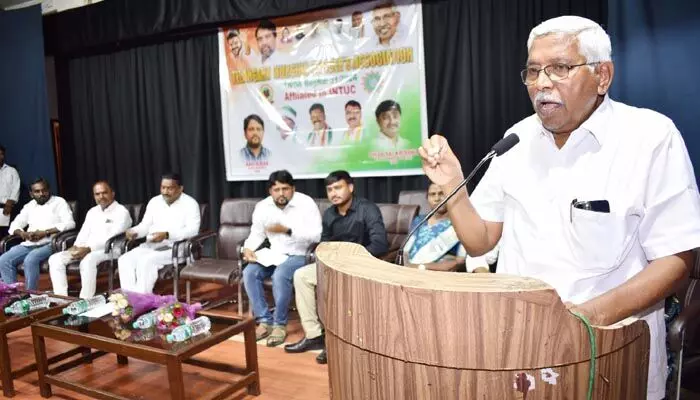 నర్సింగ్ ఆఫీసర్ల సమస్యల పరిష్కారానికి కృషి చేస్తాం: ప్రొఫెసర్ కోదండరాం నర్సింగ్ ఆఫీసర్ల సమస్యల పరిష్కారానికి కృషి చేస్తాం: ప్రొఫెసర్ కోదండరాం