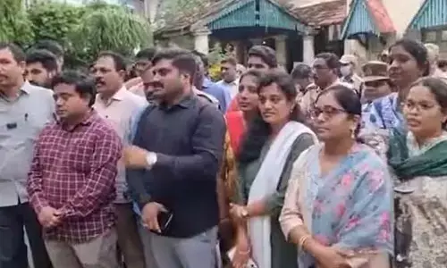 అధికారిపై దాడి.. రవాణా శాఖ అధికారుల పెన్ డౌన్