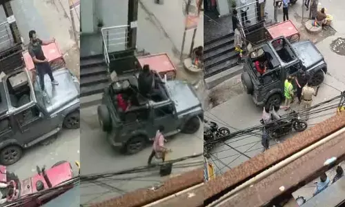 నడిరోడ్డుపై మహిళలకు ఫ్లయింగ్ కిస్సులు.. హైదరాబాద్ లో యువకుల వీరంగం