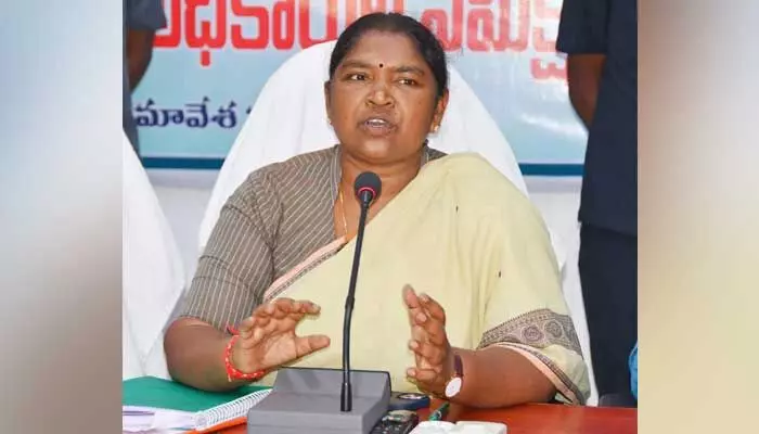 అధికారులు అంకితభావంతో పని చేయాలి : మంత్రి సీతక్క అధికారులు అంకితభావంతో పని చేయాలి : మంత్రి సీతక్క