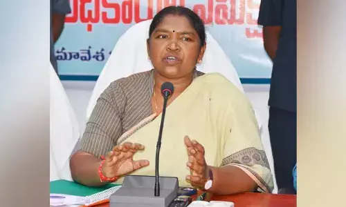 అధికారులు అంకితభావంతో పని చేయాలి :  మంత్రి సీతక్క