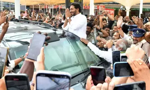 AP:గన్నవరం చేరుకున్న వైఎస్ జగన్..ఆ నినాదాలతో హోరెత్తించిన పార్టీ శ్రేణులు