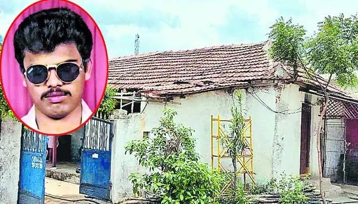 Telangana: ఏళ్ల తరబడి ఎదురుచూపులతో.. అలసి నేలకొరిగిన వృద్ధ దంపతులు Telangana: ఏళ్ల తరబడి ఎదురుచూపులతో.. అలసి నేలకొరిగిన వృద్ధ దంపతులు