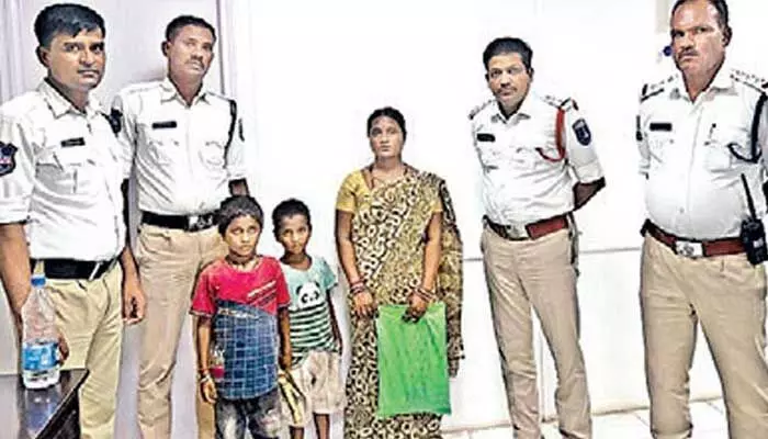 Telangana: ఆడుకుంటూ రైలెక్కిన చిన్నారులు.. చివరికి ఏం జరిగిందంటే..? Telangana: ఆడుకుంటూ రైలెక్కిన చిన్నారులు.. చివరికి ఏం జరిగిందంటే..?