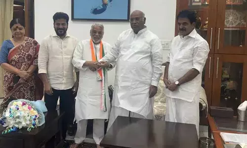 బీఆర్ఎస్‌కు మరో బిగ్ షాక్.. కాంగ్రెస్‌లో చేరిన కేసీఆర్ అత్యంత సన్నిహితుడు కేకే