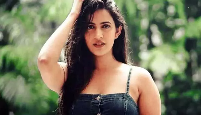 NIHARIKA KONIDELA : కూల్ వెదర్.. తడి అందాలతో.. హాట్ వీడియో షేర్ చేసిన మెగా డాటర్ నిహారిక NIHARIKA KONIDELA : కూల్ వెదర్.. తడి అందాలతో.. హాట్ వీడియో షేర్ చేసిన మెగా డాటర్ నిహారిక