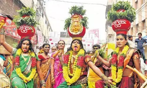 భాగ్యనగరానికి బోనాల జాతర శోభ.. గోల్కొండ లో మొదలైన మెట్ల పూజ