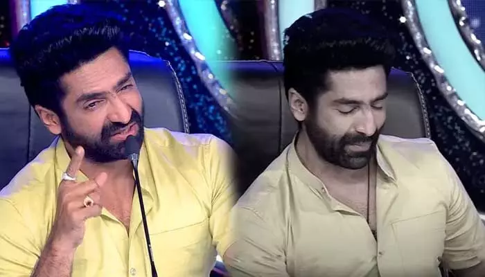 స్టేజ్పైనే కన్నీరు పెట్టుకున్న శేఖర్ మాస్టర్.. మేము డ్యాన్సర్స్ అంటూ ఎమోషనల్! స్టేజ్పైనే కన్నీరు పెట్టుకున్న శేఖర్ మాస్టర్.. మేము డ్యాన్సర్స్ అంటూ ఎమోషనల్!