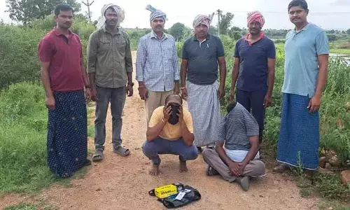 పేకాటరాయుళ్ల కోసం పోలీసులు కూలీల వేషం.. స్కెచ్ మామూలుగా లేదుగా!
