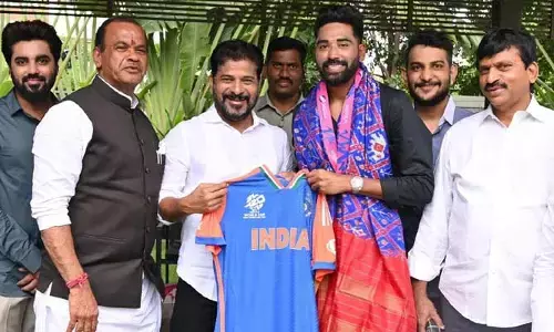 సీఎం రేవంత్‌ని కలిసిన మహమ్మద్ సిరాజ్.. ముఖ్యమంత్రికి టీమ్ ఇండియా జెర్సీ గిఫ్ట్