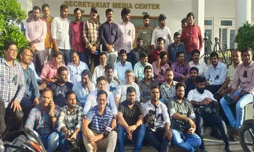 నల్లబ్యాడ్జీలతో సచివాలయంలో జర్నలిస్టుల నిరసన