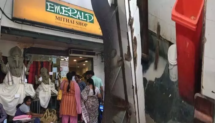 కెమికల్స్తో స్వీట్స్.. ఎమరాల్డ్ స్వీట్ హౌస్లో ఫుడ్ సేఫ్టీ అధికారుల తనిఖీల్లో షాకింగ్ విషయాలు కెమికల్స్తో స్వీట్స్.. ఎమరాల్డ్ స్వీట్ హౌస్లో ఫుడ్ సేఫ్టీ అధికారుల తనిఖీల్లో షాకింగ్ విషయాలు