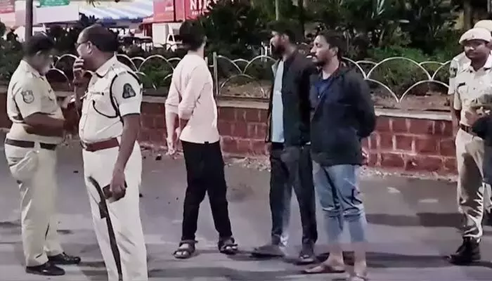 BREAKING: హైదరాబాద్ నాంపల్లిలో కాల్పుల కలకలం BREAKING: హైదరాబాద్ నాంపల్లిలో కాల్పుల కలకలం