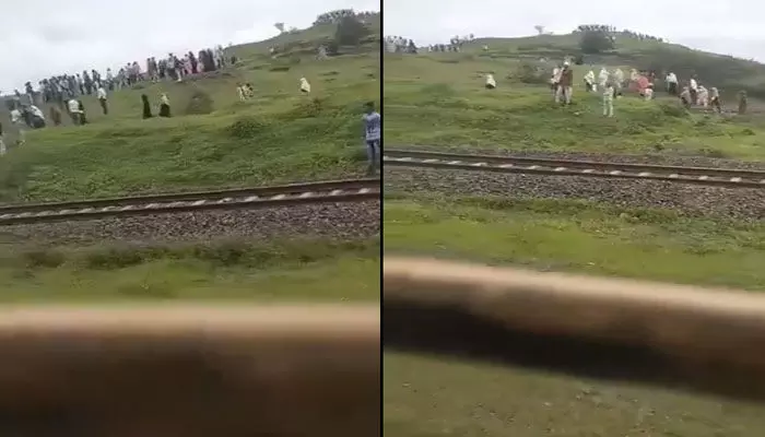 మహారాష్ట్రలో కదులుతున్న రైలుపై రాళ్ల దాడి!.. వీడియో వైరల్ మహారాష్ట్రలో కదులుతున్న రైలుపై రాళ్ల దాడి!.. వీడియో వైరల్