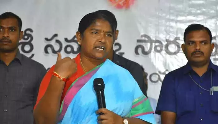 నన్ను ఇంకా వేధిస్తున్నారు: మంత్రి సీతక్క ఆవేదన నన్ను ఇంకా వేధిస్తున్నారు: మంత్రి సీతక్క ఆవేదన