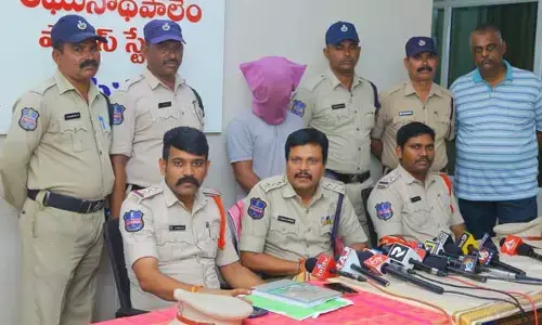 భర్తే విలన్..  ఖమ్మం జిల్లాలో వీడిన తల్లి, ఇద్దరు కుమార్తెల మర్డర్ మిస్టరీ..