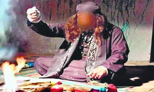 ‘ఫోన్ పే’ బాబా! ఫీజు ఎంత వస్తే అంత కట్టాల్సిందే..